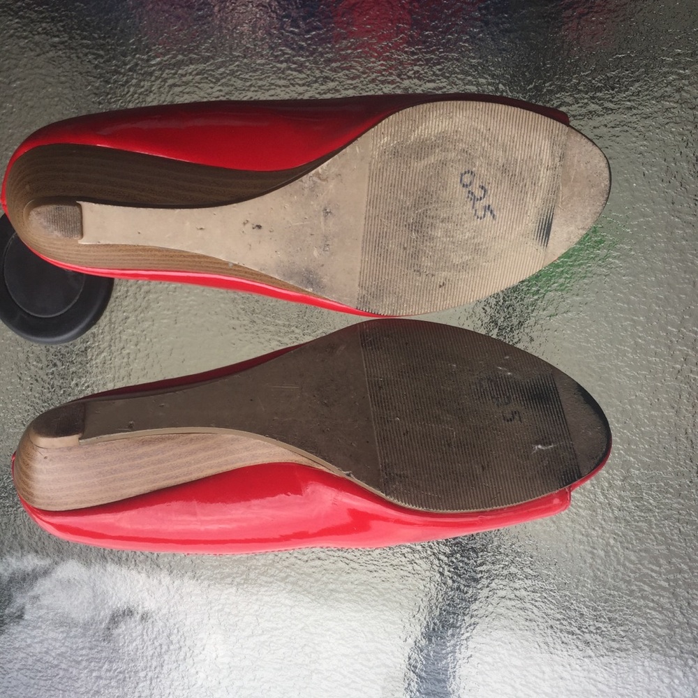 Red patent leather peep toe shoes 7 - Picture 7 of 8